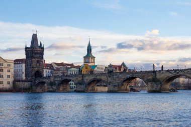 Yayalar tek Charles köprü aka Stone Bridge, Kamenny çoğu, Prag Köprüsü, Prazhski en üzerinde Vltava Nehri Prag, Çek Cumhuriyeti.