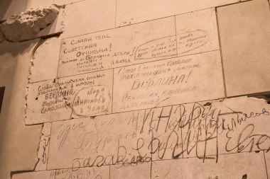 Berlin, Almanya - jenuary 5, 2018: Alman Parlamento binası içinde tarihsel Dünya Savaşı iki yazıtlı duvarlar. eski Reichstag 9 Mayıs nerede içinde çekilen zafer İkinci Dünya Savaşı bayrağı