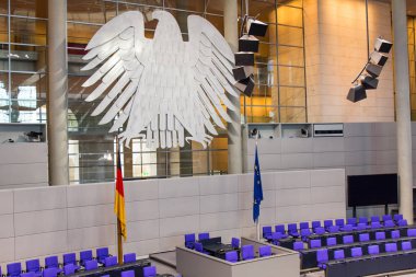 Charles Köprüsü ve Vltava Nehri üzerinde renkli havai fişek üzerinde güzel manzara. Prag tarihi merkezi. Çek Cumhuriyeti 2018 yeni yıl.
