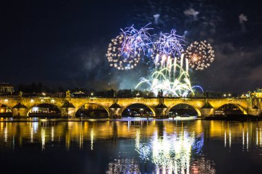 Charles Köprüsü ve Vltava Nehri üzerinde renkli havai fişek üzerinde güzel manzara. Prag tarihi merkezi. Çek Cumhuriyeti 2018 yeni yıl.