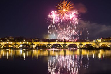 Charles Köprüsü ve Vltava Nehri üzerinde renkli havai fişek üzerinde güzel manzara. Prag tarihi merkezi. Çek Cumhuriyeti 2018 yeni yıl.