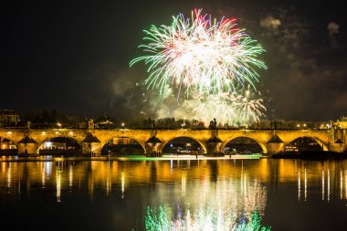 Charles Köprüsü ve Vltava Nehri üzerinde renkli havai fişek üzerinde güzel manzara. Prag tarihi merkezi. Çek Cumhuriyeti 2018 yeni yıl.