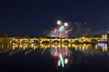 Charles Köprüsü ve Vltava Nehri üzerinde renkli havai fişek üzerinde güzel manzara. Prag tarihi merkezi. Çek Cumhuriyeti 2018 yeni yıl.