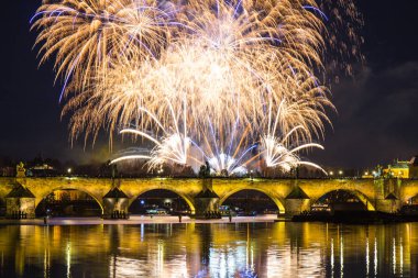 Charles Köprüsü ve Vltava Nehri üzerinde renkli havai fişek üzerinde güzel manzara. Prag tarihi merkezi. Çek Cumhuriyeti 2018 yeni yıl.