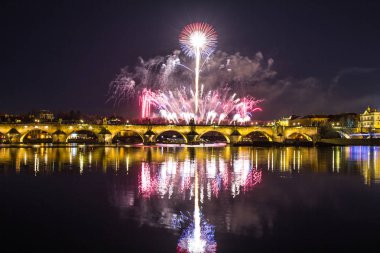 Charles Köprüsü ve Vltava Nehri üzerinde renkli havai fişek üzerinde güzel manzara. Prag tarihi merkezi. Çek Cumhuriyeti 2018 yeni yıl.