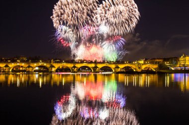 Charles Köprüsü ve Vltava Nehri üzerinde renkli havai fişek üzerinde güzel manzara. Prag tarihi merkezi. Çek Cumhuriyeti 2018 yeni yıl.