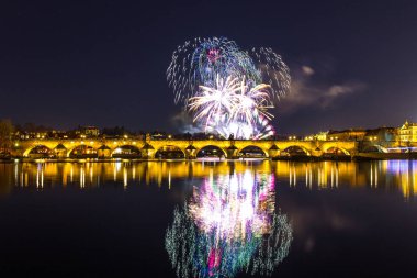 Charles Köprüsü ve Vltava Nehri üzerinde renkli havai fişek üzerinde güzel manzara. Prag tarihi merkezi. Çek Cumhuriyeti 2018 yeni yıl.