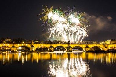 Charles Köprüsü ve Vltava Nehri üzerinde renkli havai fişek üzerinde güzel manzara. Prag tarihi merkezi. Çek Cumhuriyeti 2018 yeni yıl.