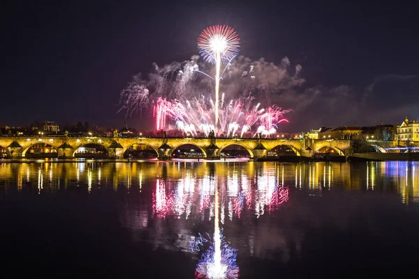 Charles Köprüsü ve Vltava Nehri üzerinde renkli havai fişek üzerinde güzel manzara. Prag tarihi merkezi. Çek Cumhuriyeti 2018 yeni yıl.