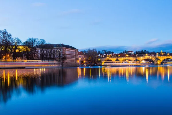 Belle vue sur les feux d'artifice colorés sur le pont Charles et la rivière Vltava. Le centre historique de Prague. La République tchèque 2018 Nouvel an . — Photo