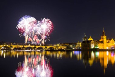 Charles Köprüsü ve Vltava Nehri üzerinde renkli havai fişek üzerinde güzel manzara. Prag tarihi merkezi. Çek Cumhuriyeti 2018 yeni yıl.