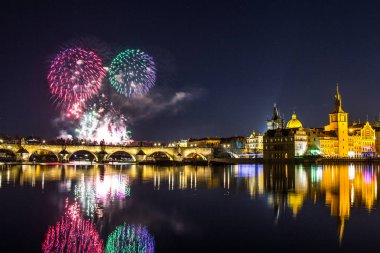Charles Köprüsü ve Vltava Nehri üzerinde renkli havai fişek üzerinde güzel manzara. Prag tarihi merkezi. Çek Cumhuriyeti 2018 yeni yıl.