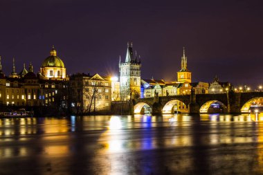 Charles Köprüsü, eski şehir Köprüsü Kulesi ve eski su kulesi, Smetana dolgu ve Prag bira Müzesi Çek Cumhuriyeti New Years Eve, güzel bir gece görünümü