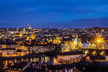 Güzel gece görünümü Vltava Nehri, Charles Köprüsü, dolgu Smetanovo, kule eski şehir, Kilise St. Assisi ve bütün Prag. Popüler Avrupa seyahat hedef. Çek Cumhuriyeti.