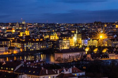 Güzel gece görünümü Vltava Nehri, Charles Köprüsü, dolgu Smetanovo, kule eski şehir, Kilise St. Assisi ve bütün Prag. Popüler Avrupa seyahat hedef. Çek Cumhuriyeti.