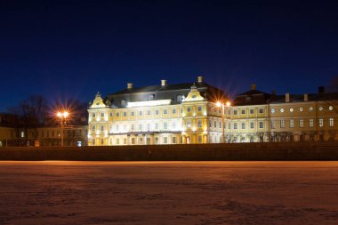 Nehir Neva gece, St.Petersburg, Rusya Federasyonu çıkabilir sarayının Menshikov