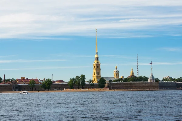 彼得和保罗要塞是俄罗斯圣彼得堡，由彼得大帝 1703年和建多米尼克 Trezzinis 大设计从 1706年-1740年创建原始城堡. — 图库照片