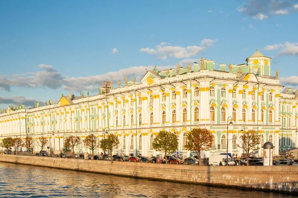 Museo del Hermitage - Palacio de invierno de los reyes rusos, San Petersburgo, Rusia — Foto de Stock