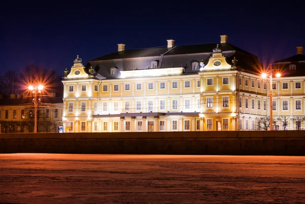 Palacio Menshikov en el terraplén del río Neva noche, San Petersburgo, Rusia — Foto de Stock