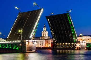 Kuntskamera, St. Petersburg, Rusya Federasyonu üzerinde beyaz geceler wiev sırasında boşanmış Palace Bridge. 3 Temmuz 2010