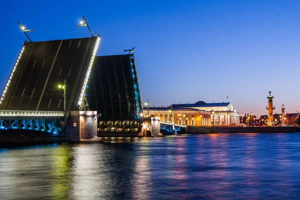 Rozwiedziony Palace Bridge podczas białych nocy, St. Petersburg, Federacja Rosyjska. 3 lipca 2010 — Zdjęcie stockowe