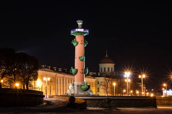 Columna rostral en el terraplén del río Neva, la saliva de la isla Vasilyevsky. San Petersburgo, Rusia — Foto de Stock