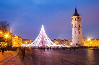 Vilnius, Litvanya - 31 Aralık 2017: merkezi kare, çan kulesi ve Katedrali St Stanislaus ve St. Vladislav yeni yıl arifesinde Noel ağacının gece görünümü.