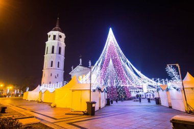 Vilnius, Litvanya - 31 Aralık 2017: merkezi kare, çan kulesi ve Katedrali St Stanislaus ve St. Vladislav yeni yıl arifesinde Noel ağacının gece görünümü.