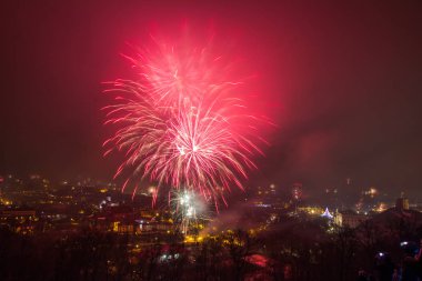 Vilnius, Litvanya 01 Ocak 2017: Beutifull görüntülemek için ana havai fişek, katedral Meydanı, yeni yıl gece çan kulesi, Katedrali St Stanislaus ve üç Tepesi'nden St. Vladislav haçlar