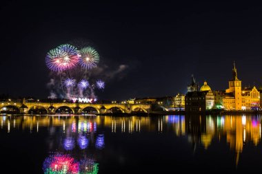 Charles Köprüsü ve Vltava Nehri üzerinde renkli havai fişek üzerinde güzel manzara. Prag tarihi merkezi. Çek Cumhuriyeti 2018 yeni yıl.
