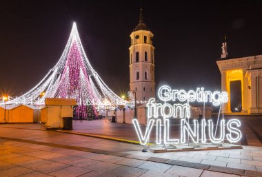 Vilnius, Litvanya - 31 Aralık 2017: merkezi kare, çan kulesi ve Katedrali St Stanislaus ve St. Vladislav yeni yıl arifesinde Noel ağacının gece görünümü.