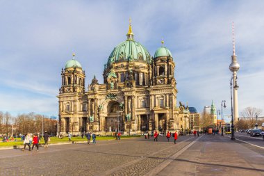 Berlin, Almanya - 6 Ocak 2018: Berlin katedral, Berliner Dom güneşli gün görünümü.