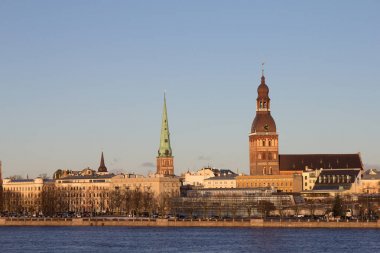 Riga, Letonya. Nehir Daugava 11 Kasım çıkabilir görünümü. Towers, Riga Katedrali, St. Peters kilise ve St. kurtarıcıları Anglikan Kilisesi yaz mavi gökyüzü altında eski kentte Steeples.