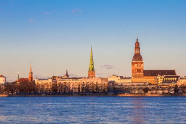 Riga, Letonya. Nehir Daugava 11 Kasım çıkabilir görünümü. Towers, Riga Katedrali, St. Peters kilise ve St. kurtarıcıları Anglikan Kilisesi yaz mavi gökyüzü altında eski kentte Steeples.