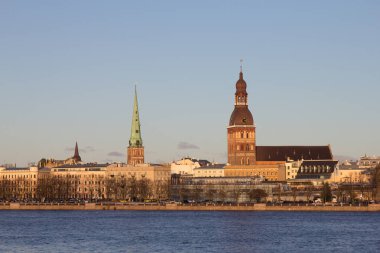 Riga, Letonya. Nehir Daugava 11 Kasım çıkabilir görünümü. Towers, Riga Katedrali, St. Peters kilise ve St. kurtarıcıları Anglikan Kilisesi yaz mavi gökyüzü altında eski kentte Steeples.