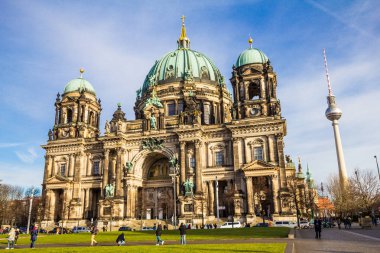 Berlin, Almanya - 6 Ocak 2018: Berlin katedral, Berliner Dom güneşli gün görünümü.