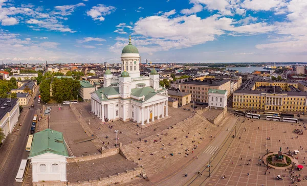 Helsinki suurkirkko, Finnland: Schöne Draufsicht von oben auf das historische Stadtzentrum, den Senatsplatz und die evangelisch-lutherische Kirche St. Nikolaus, die Basilika der Kathedrale. Verrückter Sommertag. — Stockfoto