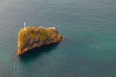 Jasper plajından St. 'e manzara. Güneşli yaz gününde Cape Fiolent 'teki ünlü St. George Manastırı' nın yakınındaki Görünüm Kayası veya Kutsal Haç Tepesi. Sahil Karadeniz, Sivastopol, Kırım, Ukrayna