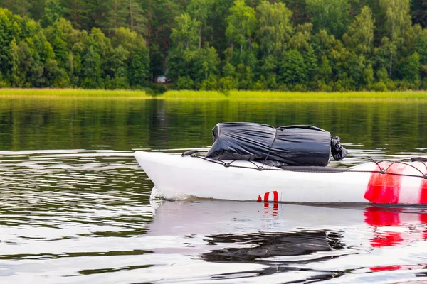 Belle vue sur le kayak coloré dissèque la surface de l'eau bleu clair de la rivière avec forêt brumeuse à l'arrière-plan par une journée ensoleillée d'été. Rivière Vuoksa, région de Leningrad Saint-Pétersbourg Russie . — Photo