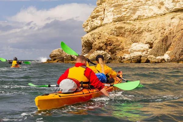 Athlètes Kayakistes Hommes Femmes Font Une Excursion Kayak Sur Baie — Photo