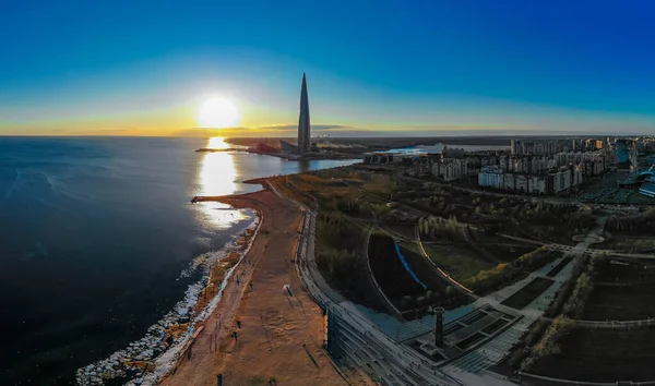 Saint Petersburg, Rusya - 16 Nisan 2019: Kamu, iş kompleksi Lakhta merkezi, Gökdelen Gazprom genel merkezi. Finlandiya Körfezi. Gün batımında mavi gökyüzünü temizleyin. Sudaki yansıma. En iyi görüntü hava drone