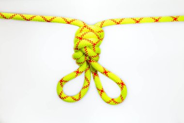 Sekiz düğümlü çift figür ya da Flaman ilmeği ya da dağcılıktaki çapaları yükseltmek ya da eşitlemek için tavşan kulağı kullanılır. Esnek renkli, kişisel bağlama için yeşil ip. Beyaz arkaplanda izole.