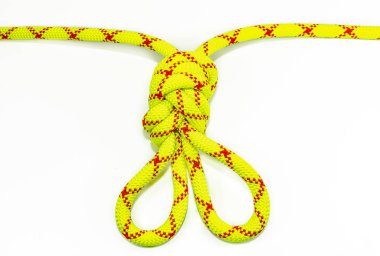 Sekiz düğümlü çift figür ya da Flaman ilmeği ya da dağcılıktaki çapaları yükseltmek ya da eşitlemek için tavşan kulağı kullanılır. Esnek renkli, kişisel bağlama için yeşil ip. Beyaz arkaplanda izole.