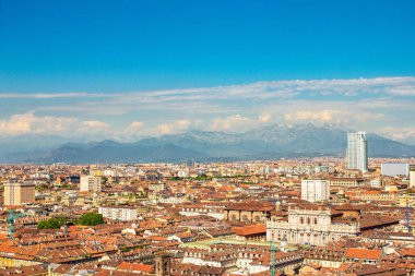 Şehir merkezi, Po Nehri, Köstebek Antonelliana, modern gökdelenler ve İtalya 'nın karlı Alpler üzerindeki Monte dei Cappuccini manzarası ile Torino silueti üzerindeki hava panoramik yaz manzarası