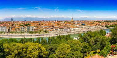 Şehir merkezi, Po Nehri, Köstebek Antonelliana, modern gökdelenler ve İtalya 'nın karlı Alpler üzerindeki Monte dei Cappuccini manzarası ile Torino silueti üzerindeki hava panoramik yaz manzarası