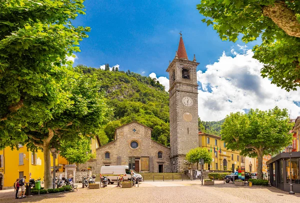St. Georges Kilisesi, Chiesa di San Giorgio, Varenna 'nın tarihi şehir merkezinde güneşli yaz gününde. Varenna, Como Gölü kıyısında Bellagio ve Menaggio manzaralı bir şehirdir. İtalya