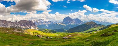 Seceda parkından harika bir manzara. Selva di val gardena, Trentino Alto Adige, Dolomites Alps, Güney Tyrol, İtalya Avrupa. Odle - Geisler dağ grubu, Sthe Peak ve Seiser Alm Alpe Siusi üzerine panoramik 