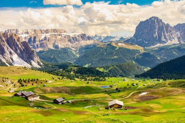 Seceda parkından harika bir manzara. Selva di val gardena, Trentino Alto Adige, Dolomites Alps, Güney Tyrol, İtalya Avrupa. Odle - Geisler dağ grubu, Sthe Peak ve Seiser Alm Alpe Siusi üzerine panoramik 
