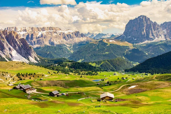 Fantastisk utsikt från Seceda Park. Selva di val gardena, Trentino Alto Adige, Dolomiterna Alperna, Sydtyrolen, Italien Europa. panorama över Odle - Geisler bergsgrupp, Secede topp och Seiser Alm Alpe Siusi — Stockfoto