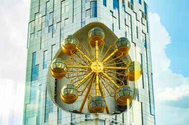 23.09.2018 Batumi, Adjaria, Georgia. Teknoloji Üniversitesi kulesinin üzerinde dönme dolap olan görüntüsü. Bina, Karadeniz 'in pitoresk kıyı şeridinin yakınında, şehrin tarihi merkezinde yer almaktadır..